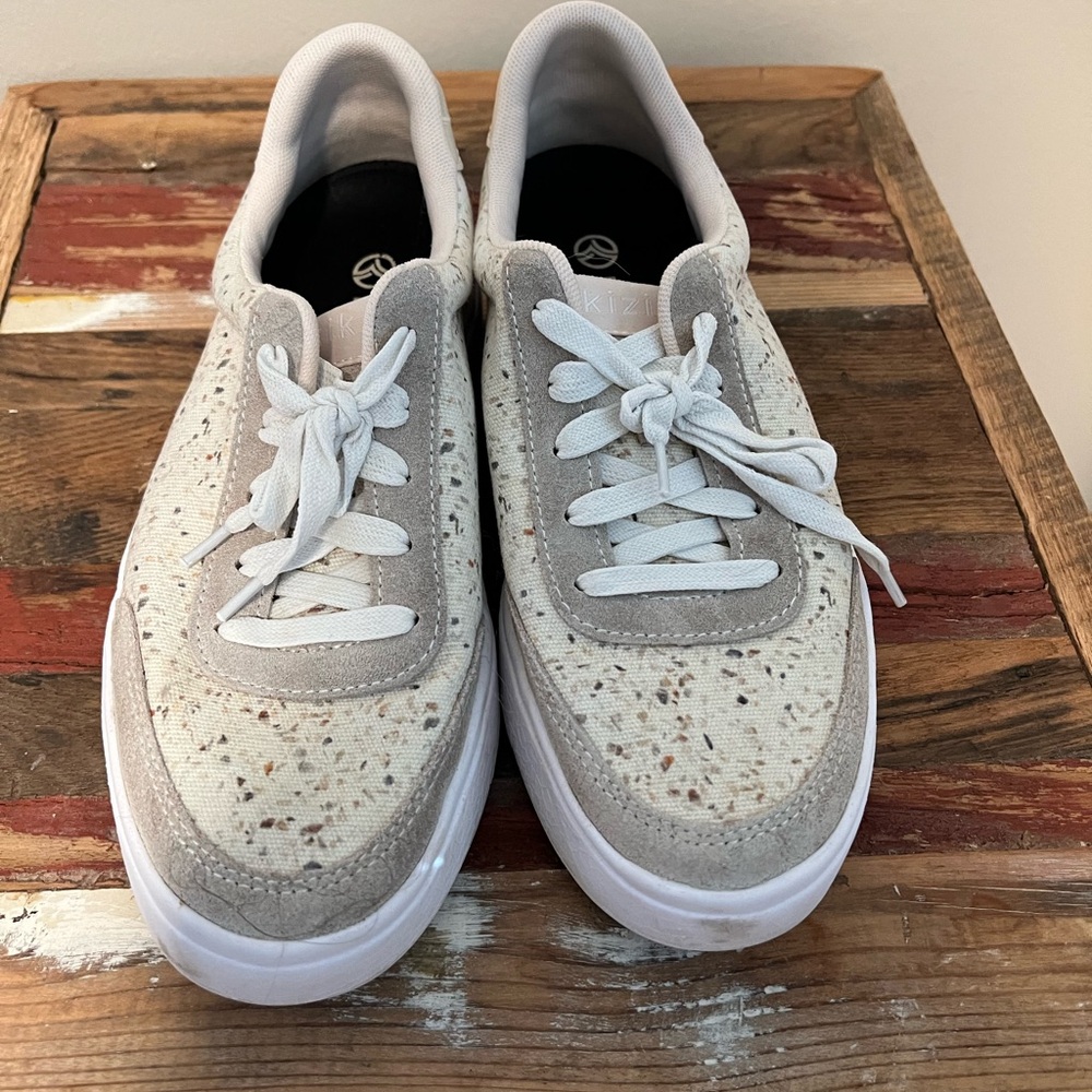 Women’s Kiziks size 8.5